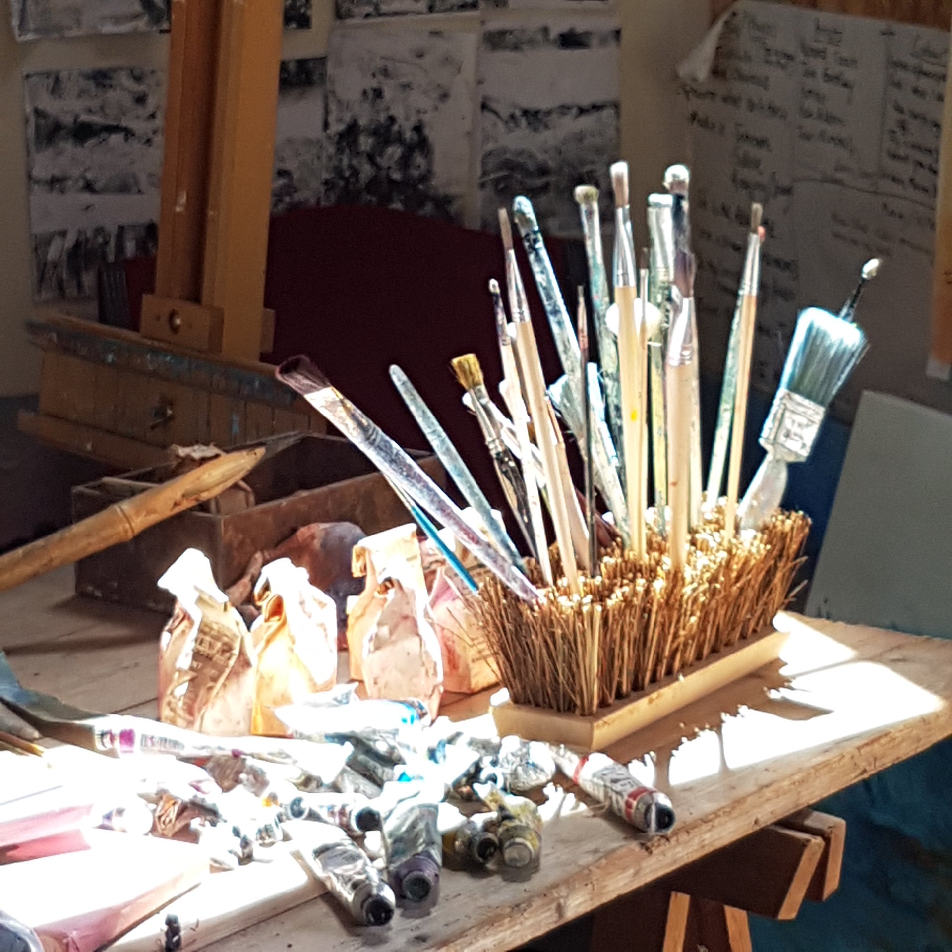 Clever brush holder for artists brushes